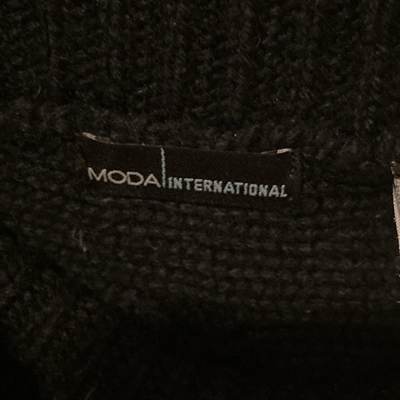 Black off the shoulder sweater. Size S. Cute fit and flare design - Picture 4 of 4